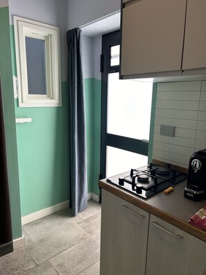 Mikrowelle, Herdplatte, Wasserkocher mit Kaffee-/Teezubehör