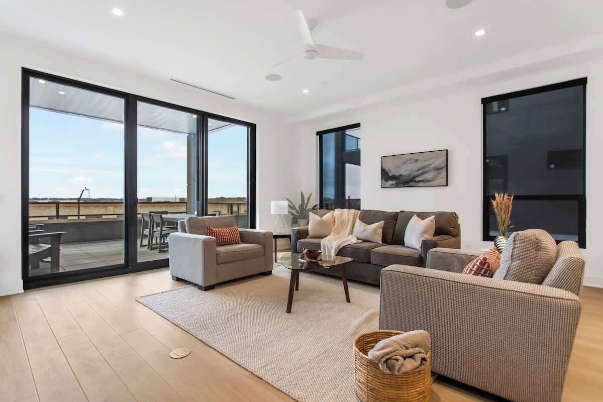 TV, fireplace, offices