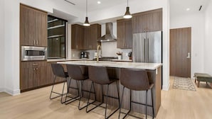 Private kitchen - Luxe Downtown Holland 2BR Condo • Walkable • Parking + Gym (Holland)