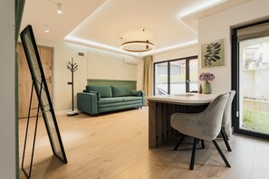 Business Apartment | Living area | Plasma TV, Netflix, streaming services - Nest Inn Meteor (Cluj-Napoca)