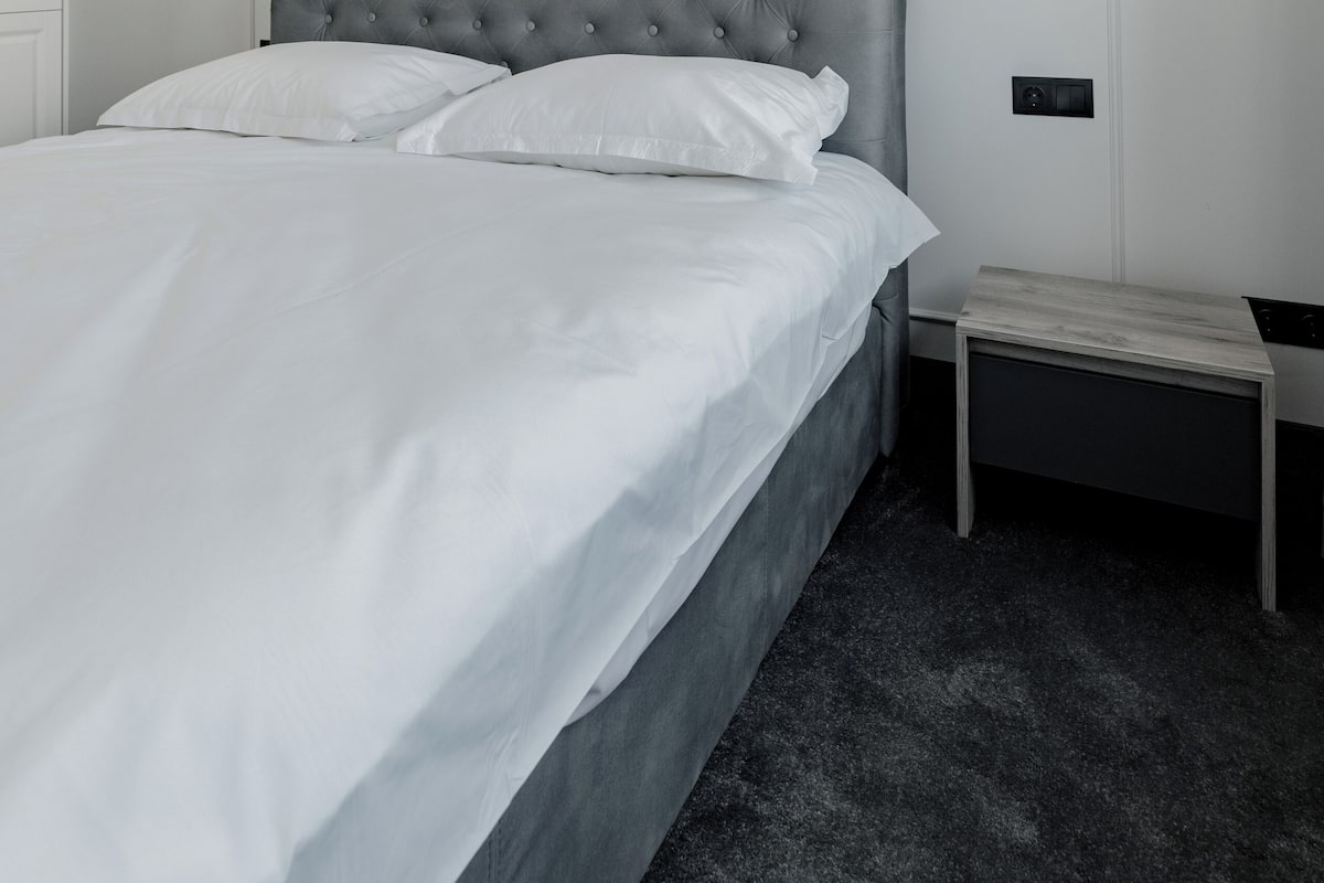 1 quarto, roupas de cama antialérgicas, cortinas blackout