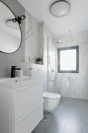 商務公寓 | 浴室 | 淋浴設備、淋浴花灑、免費盥洗用品、吹風機