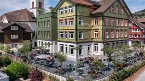 Un immeuble à plusieurs étages, de style architectural européen traditionnel, qui se distingue notamment par son imposant clocher.