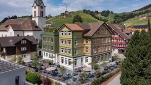 Une ville européenne typique, avec une église imposante, des bâtiments aux couleurs vives et une colline en arrière-plan.