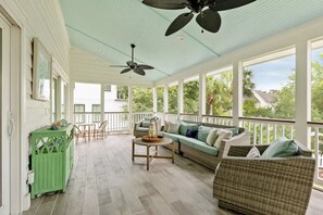 TV connectée, table de tennis de table, livres