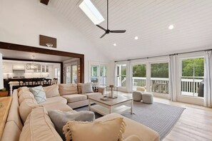 TV connectée, table de tennis de table, livres