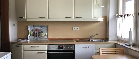 Réfrigérateur, micro-ondes, plaque de cuisson, lave-vaisselle