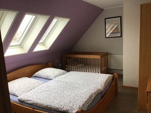 2 bedrooms, iron/ironing board, free WiFi