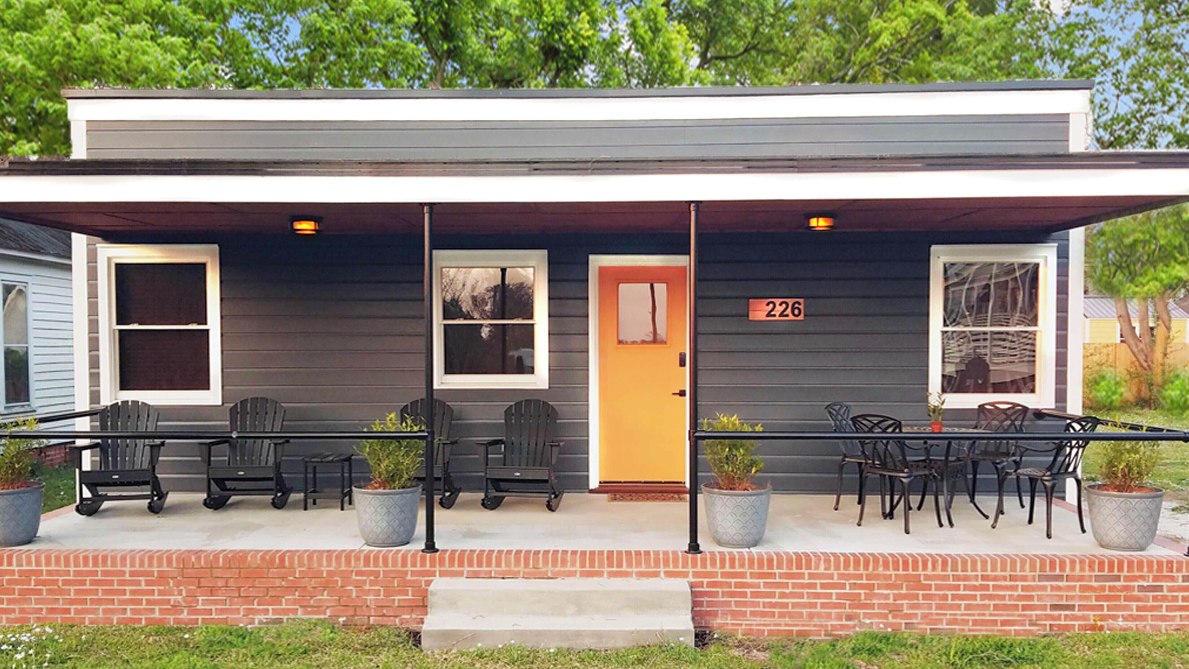 Downtown - Riverview - Short walk to Restaurants, Shops and Parks. 