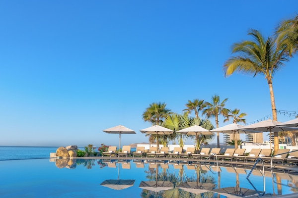 5 piscine all'aperto, ombrelloni da piscina, lettini