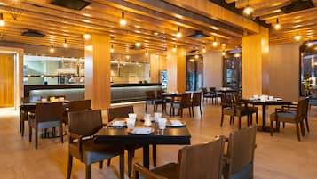 4 restoran; melayani sarapan, makan siang, dan makan malam