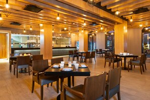 4 restaurants; breakfast, lunch and dinner served 