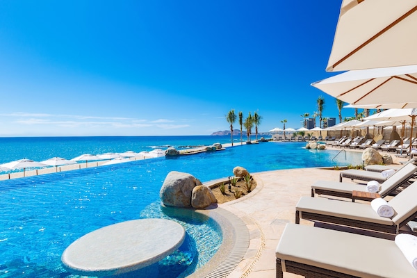 5 outdoor pools, pool umbrellas, sun loungers