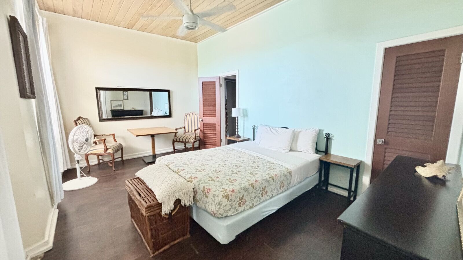 1 室のベッドルーム、デスク、WiFi (無料)、ベッドシーツ