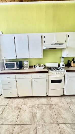 Fridge, microwave, oven, stovetop - King`s Lighthouse #2: The City Retreat (Charlotte Amalie)