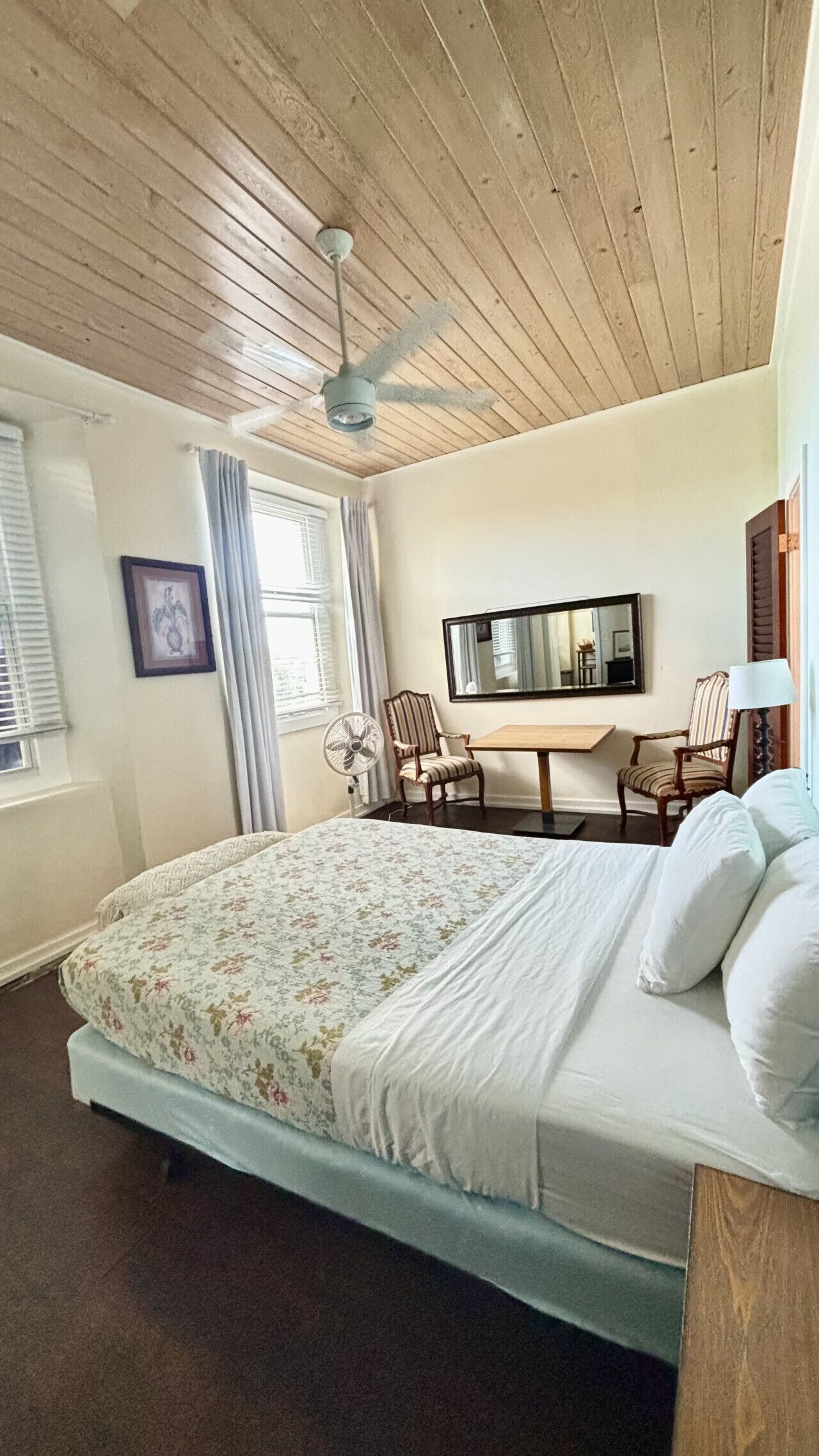 1 quarto, escrivaninha, Wi-Fi de cortesia, roupa de cama