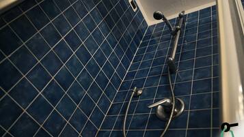 Douche à « effet pluie », sÚche-cheveux, bidet, serviettes fournies