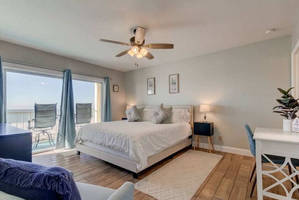 #4- HOLIDAY SALE! 2 BR BEACHFRONT condo!! King Bed! - Clearwater Beach