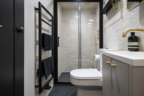 Shower, hair dryer - 🌿 Countryside Escape – Chic Tiny Home in the Heart of the Cotswolds (Blockley)