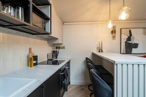 Kühlschrank, Mikrowelle, Ofen, Herdplatte