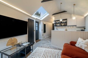 TV - 🌿 Countryside Escape – Chic Tiny Home in the Heart of the Cotswolds (Blockley)