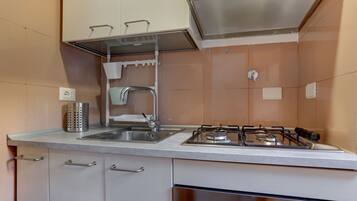 Refrigerador, microondas, cafetera y tetera y utensilios de cocina