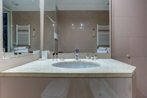 Douche, sĂšche-cheveux, serviettes fournies, shampoing