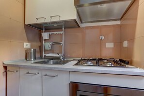 Een koelkast, een microgolfoven, een kookplaat