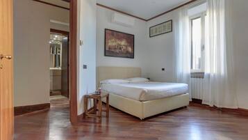 1 habitación, tabla de planchar con plancha, wifi y ropa de cama