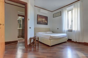 1 slaapkamer, een strijkplank/strijkijzer, wifi, beddengoed