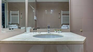 Regadera, secadora de cabello, toallas