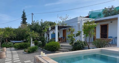 Ktima Natura -Greek cottage in a quiete privet garden close to the beach.