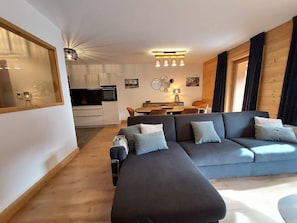 Living area - 5th floor, view mountain, balcony, tv, 66m², Valmorel (Les Avanchers-Valmorel)