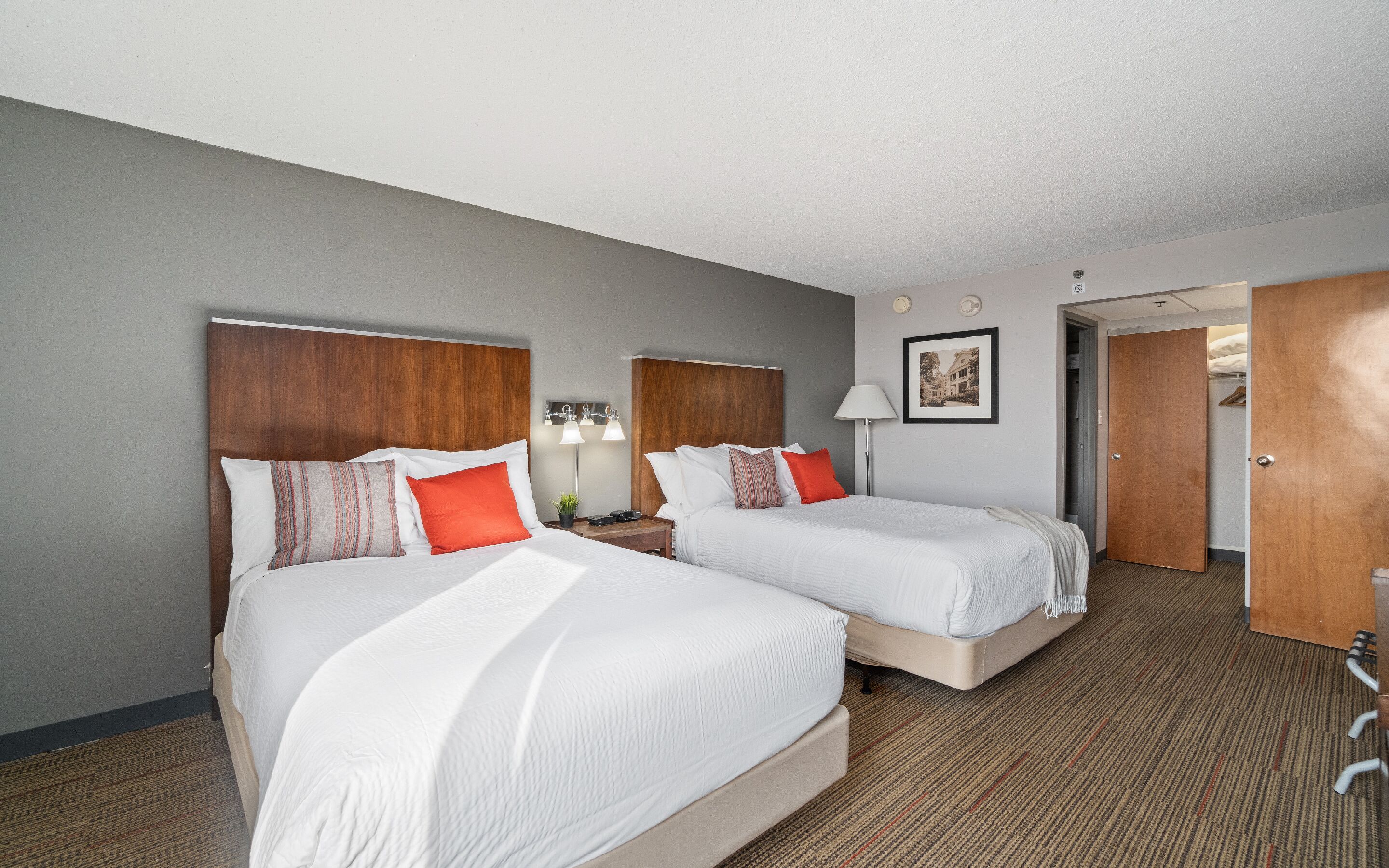 スイート ベッド (複数台) | デスク、ノートパソコン用作業スペース、遮光カーテン、アイロン / アイロン台