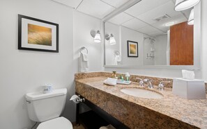 Habitación estándar, 2 camas matrimoniales | Baño | Tina con regadera, amenidades de baño gratuitas, secadora de cabello 
