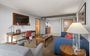 Suite, plusieurs lits | Coin séjour