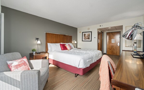 Standard Room, 1 King Bed | Desk, laptop workspace, blackout curtains, iron/ironing board