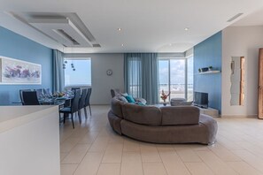 TV - Sea-View Apartment at WatersEdge Complex with two pools (Marsaskala)