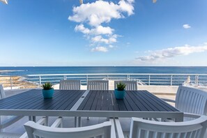 Outdoor dining - Sea-View Apartment at WatersEdge Complex with two pools (Marsaskala)