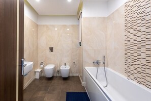 Shower, bidet, towels, toilet paper