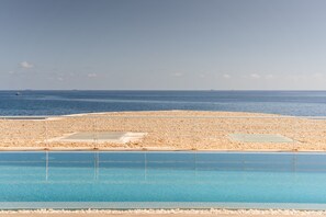Outdoor pool - Sea-View Apartment at WatersEdge Complex with two pools (Marsaskala)