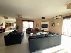 Televisión, mesa de ping pong