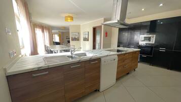 冷蔵庫、電子レンジ、オーブン、コンロ