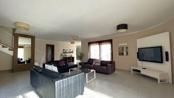 Télévision, table de tennis de table