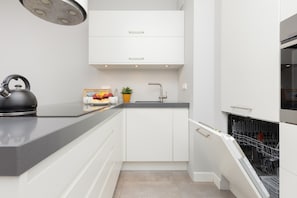 Lava-louças, talheres/pratos/utensílios de cozinha