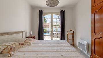 3 slaapkamers, een strijkplank/strijkijzer, reisbedje, gratis wifi