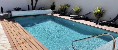 Utomhuspool och uppvÀrmd pool