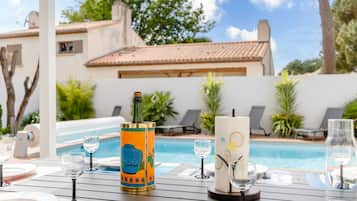 Een buitenzwembad en een verwarmd zwembad