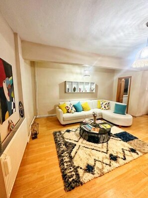 ห้องคอมฟอร์ท, เตียงควีนไซส์ 1 เตียง | บริเวณนั่ง  เล่น | ทีวีจอแอลอีดี 32 นิ้ว พร้อมช่องดาวเทียม, ทีวี, ของเล่น