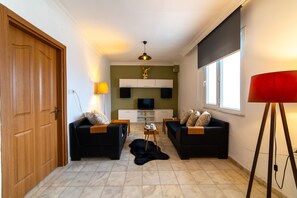 ทีวีจอแอลอีดี 32 นิ้ว พร้อมช่องดาวเทียม, ทีวี, ของเล่น